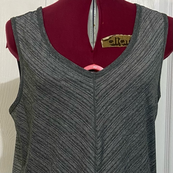 Eddie Bauer women grey tone on tone spandex sleeveless tank top. Size M. Used. - Picture 2 of 8